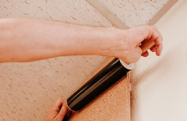 How to install a cork roll on the wall